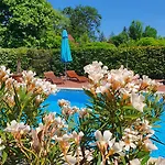 Hullam Bed and Breakfast 4*