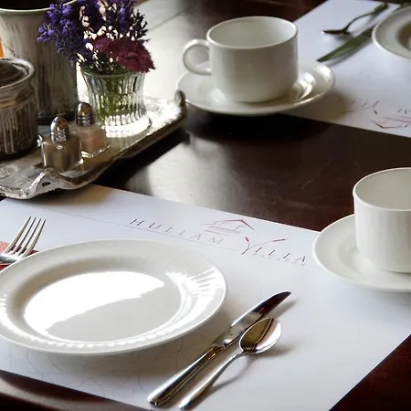 לינה וארוחת בוקר Hullam 4*