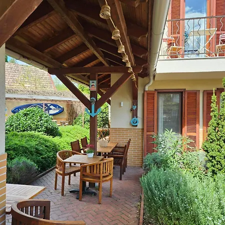 Bed & Breakfast Hullam 4*