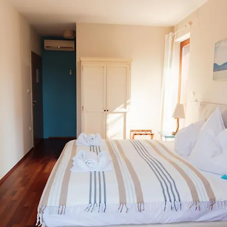 Hullam Bed & Breakfast 4*
