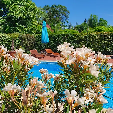 Hullam Bed & Breakfast 4*