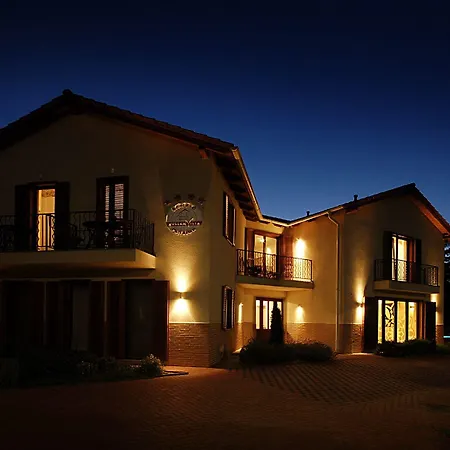 לינה וארוחת בוקר Hullam 4*