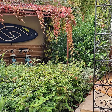 Hullam Bed & Breakfast 4*