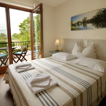 Hullam Bed & Breakfast 4*