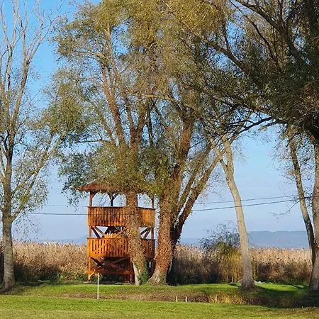 Hullam Bed and Breakfast 4*