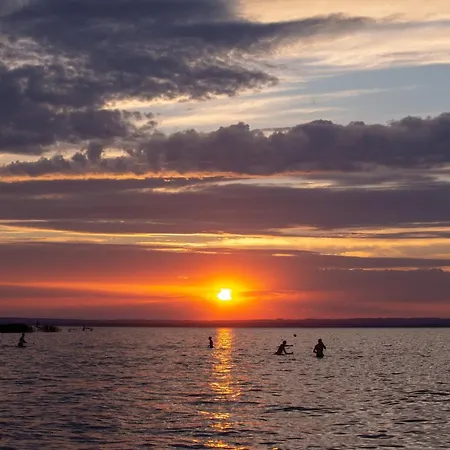 Hullam לינה וארוחת בוקר 4*