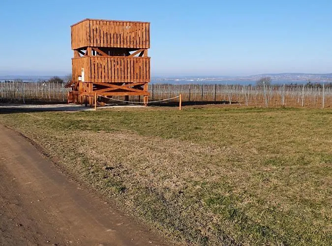 胡拉姆别墅住宿加早餐旅舍 Balatonmáriafürdő