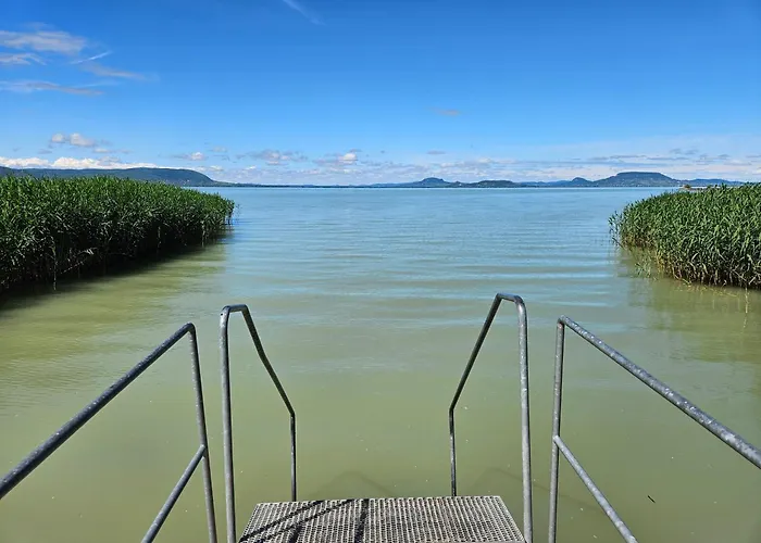 胡拉姆别墅住宿加早餐旅舍 Balatonmáriafürdő