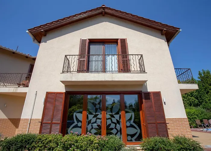 胡拉姆别墅住宿加早餐旅舍 Balatonmáriafürdő